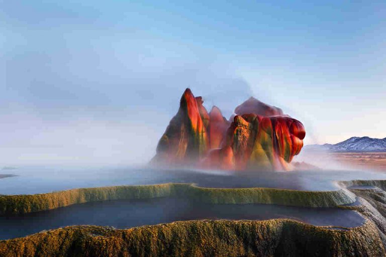 Dieser unglaubliche Geysir ist keine Laune der Natur, sondern ein nicht fachgerecht geschlossenes BOhrloch auf der Suche nach thermalen Aktivitäten.