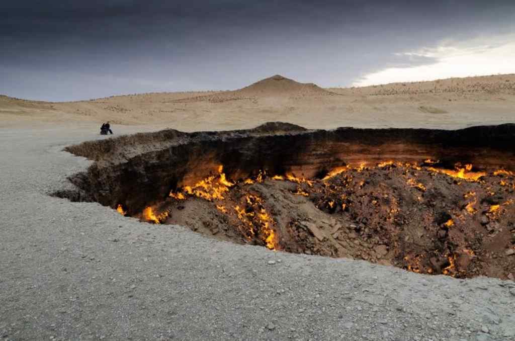 Ein riesiger Krater in der Wüste Karakum in Turkmenistan ist das unglaubliche Tor zur Hölle das nicht zufällig entstand.