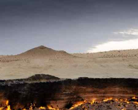 Mitten in der Wüste Tukmenistans enstand dieses unglaubliche Bild des Kraters von Derweze.