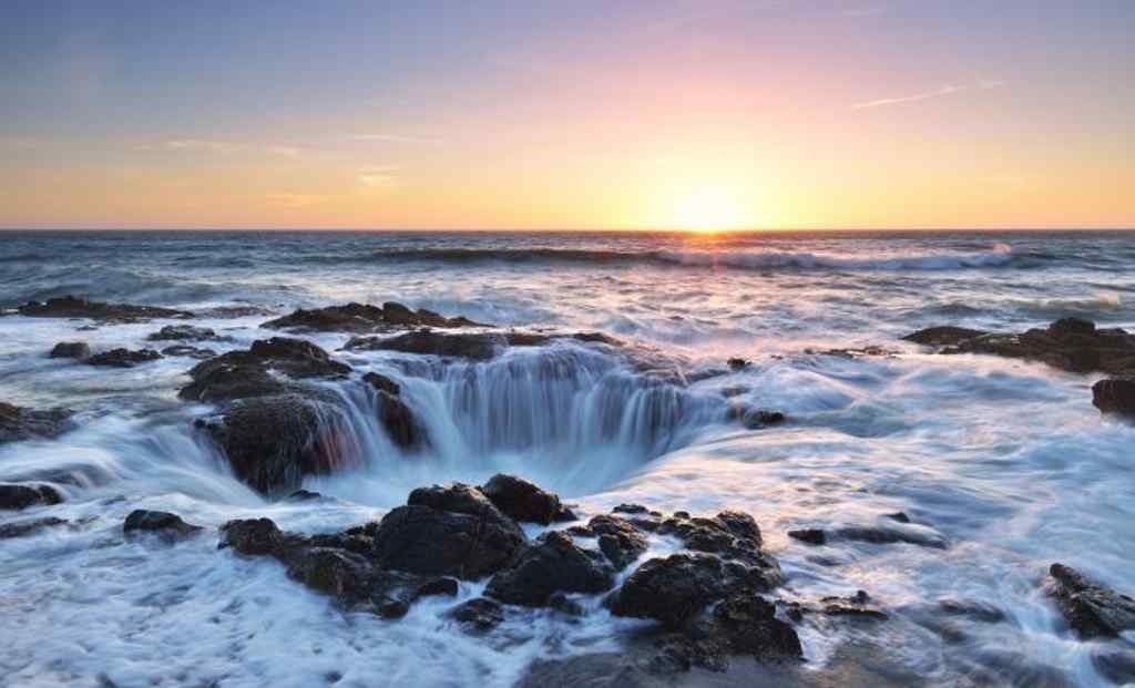 Thors Brunnen an der Küste von Oregon, das Wasser scheint auf unglaubliche Weise in der Erde zu verschwieden.