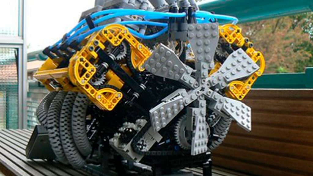 Wenn man aus Lego Schon nach Anleitung bauen kann, dann kann man auch selber Lego Maschinen bauen.